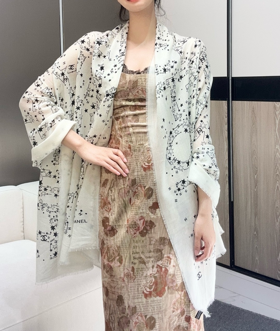   2025年香奈儿秋冬提前上新，美女都爱此款
超级有腔调！！！】谁懂这种秋冬调性的美啊？！！！这款小香