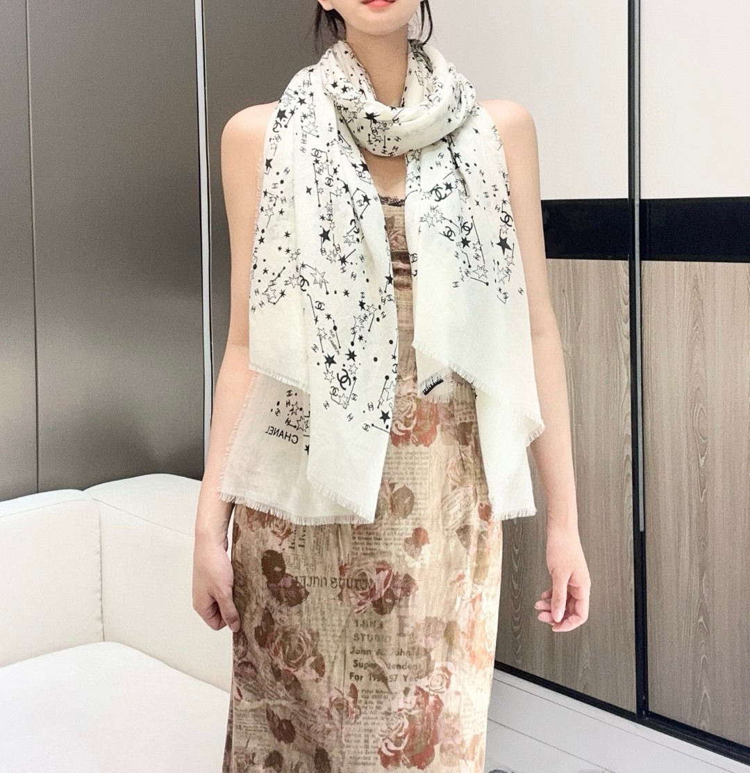   2025年香奈儿秋冬提前上新，美女都爱此款
超级有腔调！！！】谁懂这种秋冬调性的美啊？！！！这款小香
