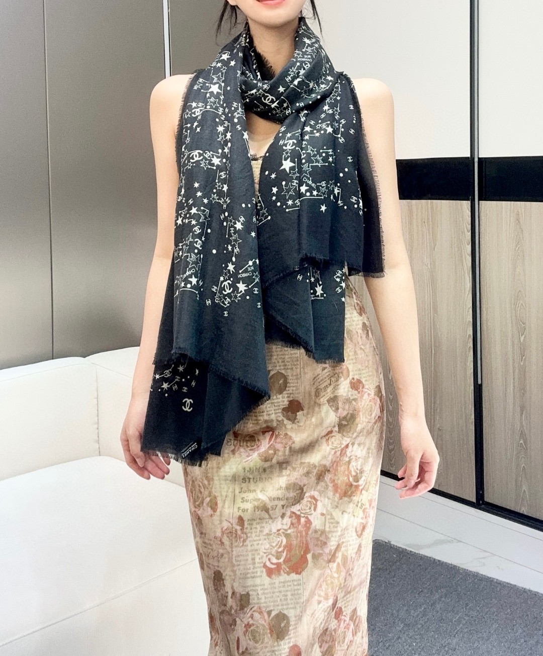   2025年香奈儿秋冬提前上新，美女都爱此款
超级有腔调！！！】谁懂这种秋冬调性的美啊？！！！这款小香