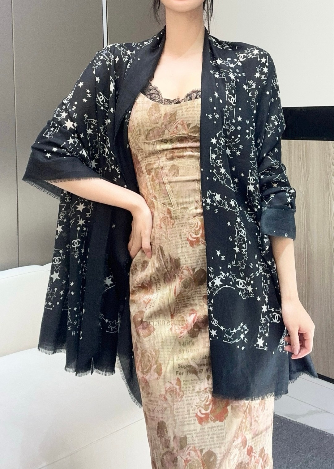   2025年香奈儿秋冬提前上新，美女都爱此款
超级有腔调！！！】谁懂这种秋冬调性的美啊？！！！这款小香