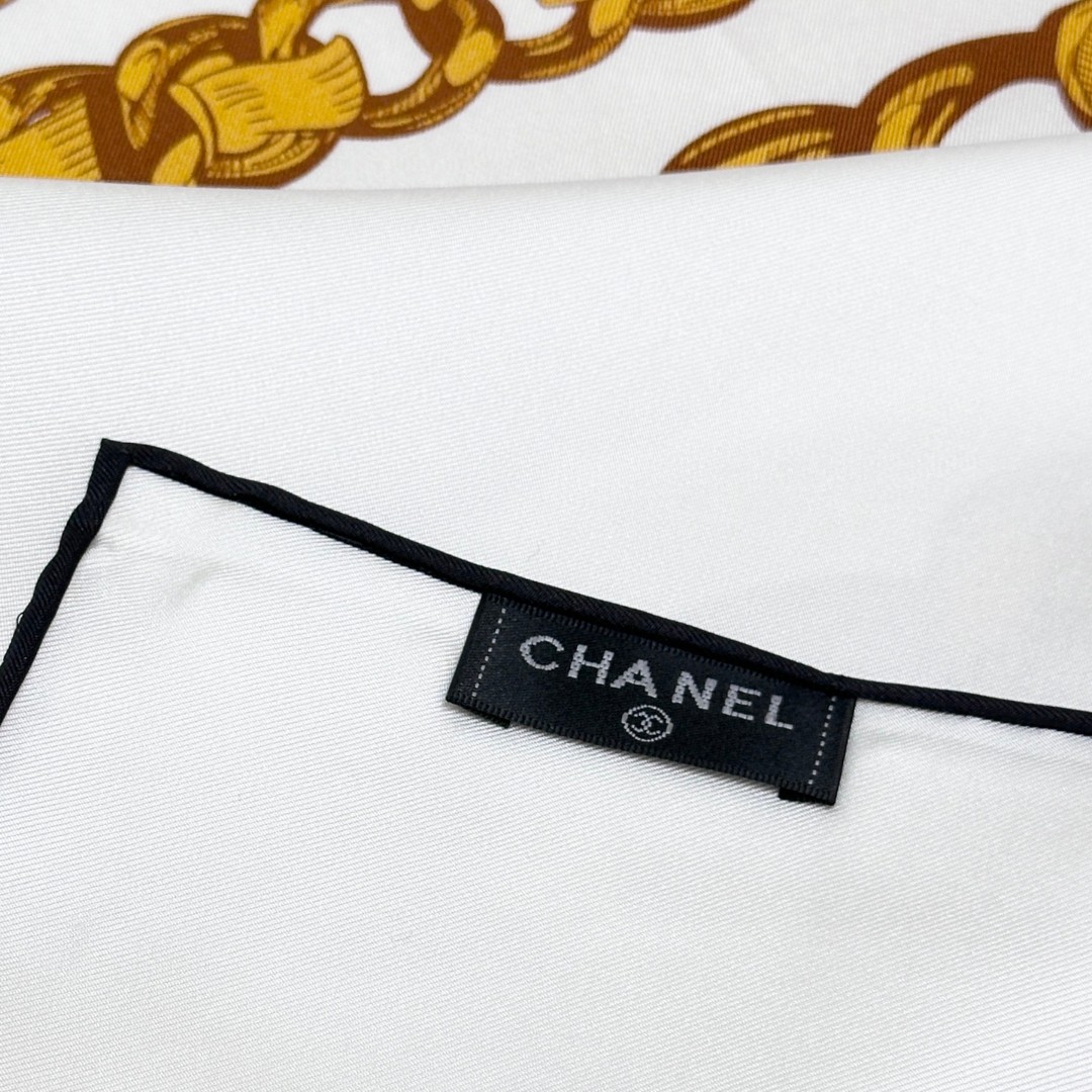 。Chanel 90丝巾 新品
18mm顶级真丝双面同色印花

这款丝巾设计大气
粗大的金属系链条配上独