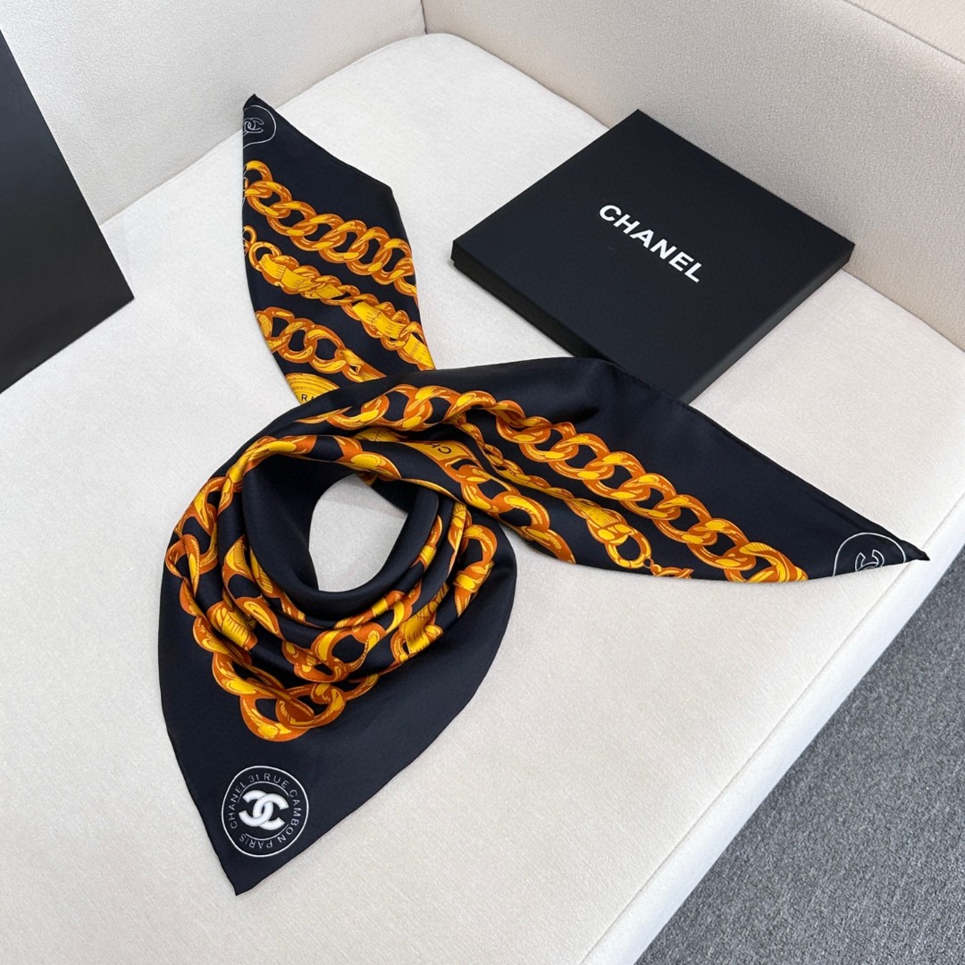 。Chanel 90丝巾 新品
18mm顶级真丝双面同色印花

这款丝巾设计大气
粗大的金属系链条配上独