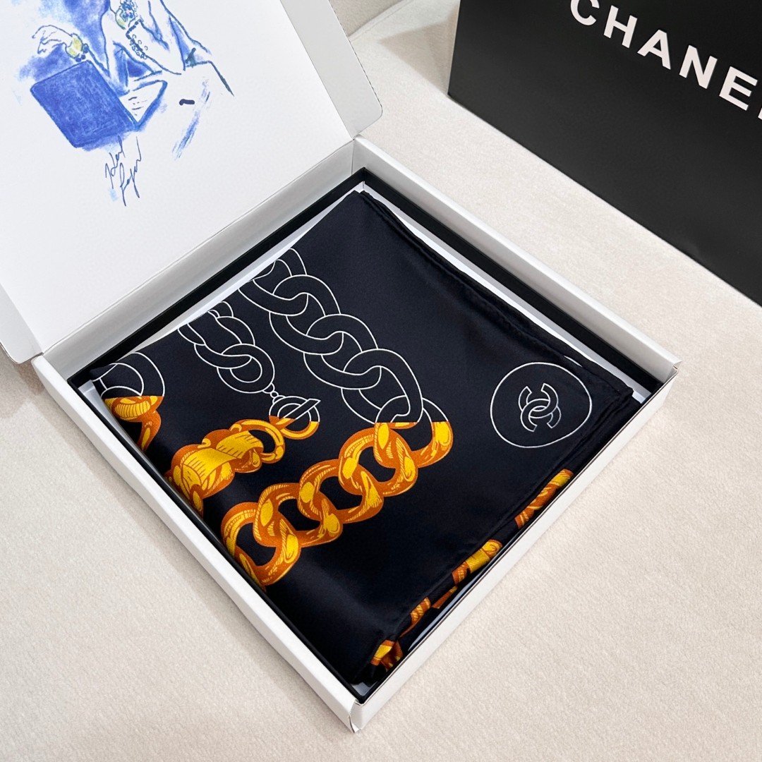 。Chanel 90丝巾 新品
18mm顶级真丝双面同色印花

这款丝巾设计大气
粗大的金属系链条配上独