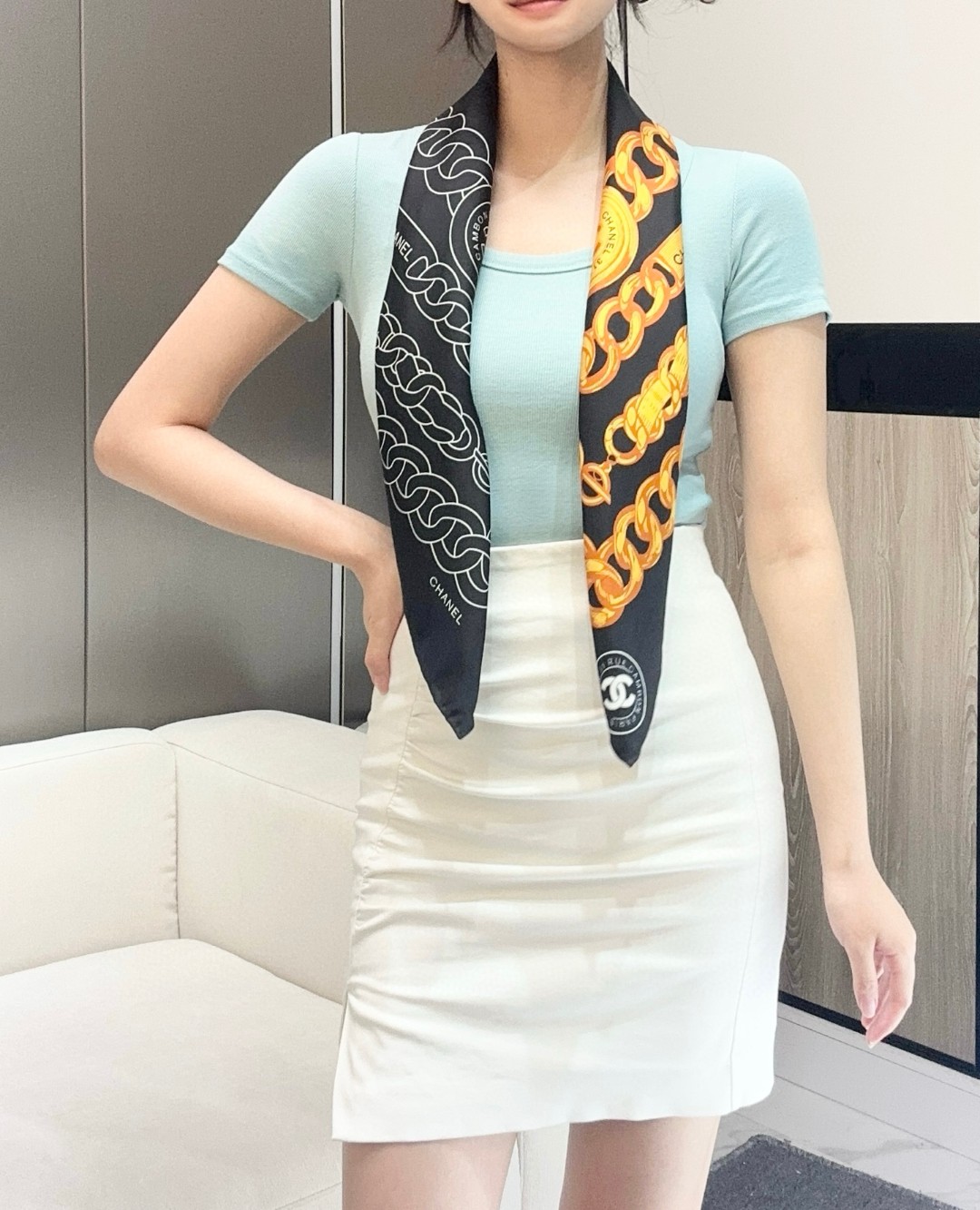 。Chanel 90丝巾 新品
18mm顶级真丝双面同色印花

这款丝巾设计大气
粗大的金属系链条配上独