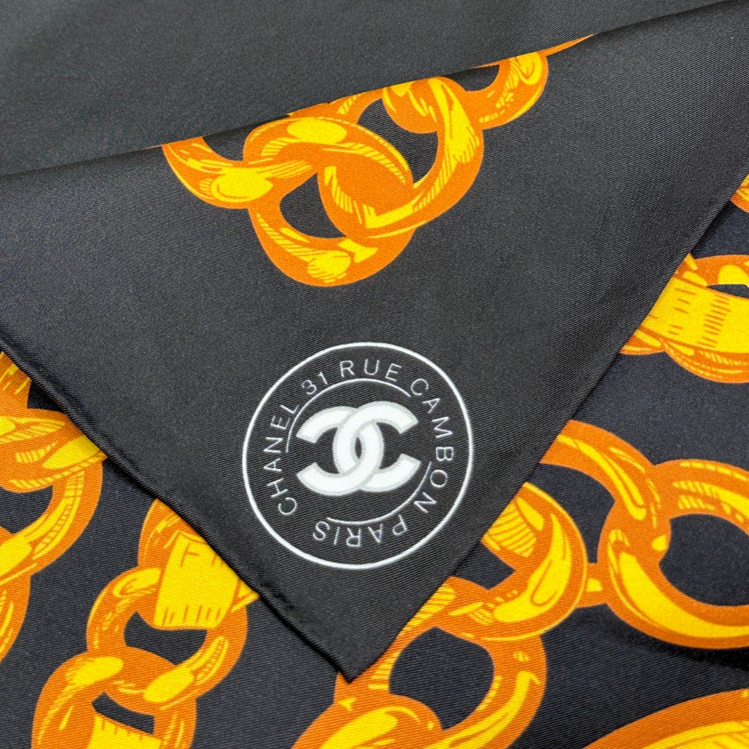 。Chanel 90丝巾 新品
18mm顶级真丝双面同色印花

这款丝巾设计大气
粗大的金属系链条配上独