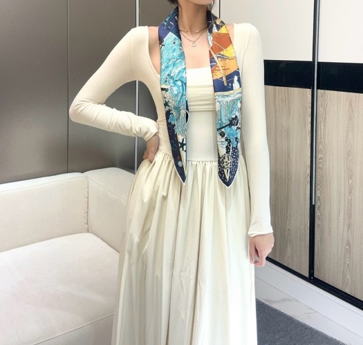 Hermes Silk Scarf, 90cm - Hand-Rolled Edges, Twill Silk - Timeless Elegance 1 Hermes Silk Scarf, 90cm – Hand-Rolled Edges, Twill Silk – Timeless Elegance