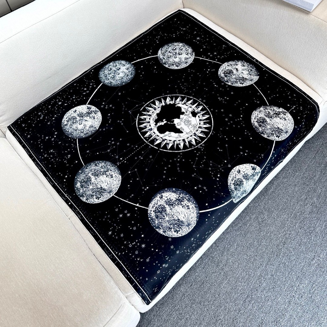  这款Dior 星座系列～90真丝印花方巾
是发布秀的主打款式，以 Zodiac 印花、展示对星座的迷恋