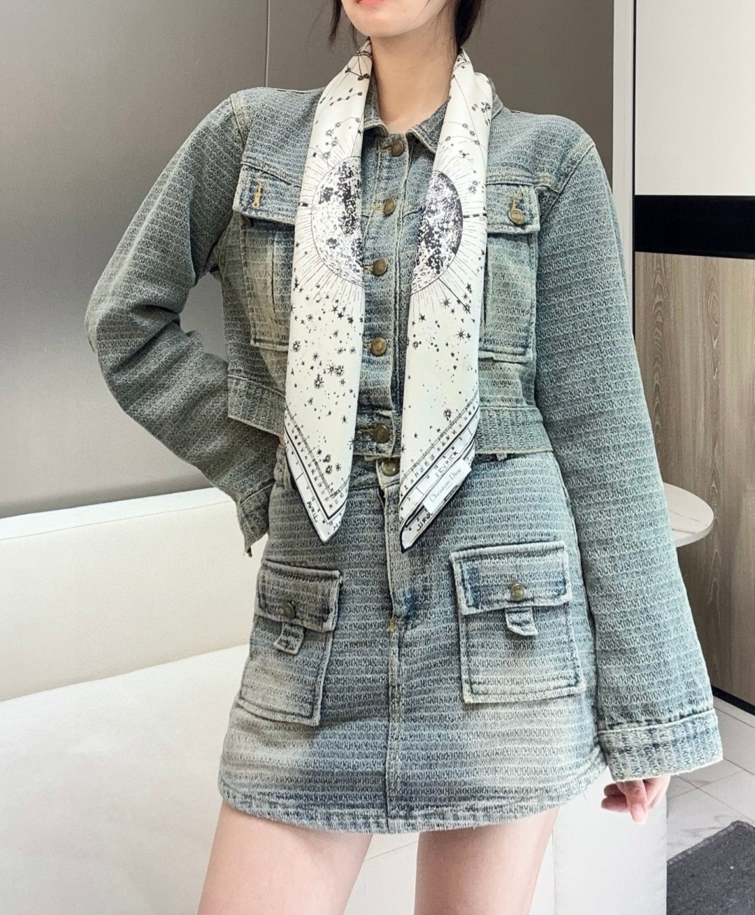  这款Dior 星座系列～90真丝印花方巾
是发布秀的主打款式，以 Zodiac 印花、展示对星座的迷恋
