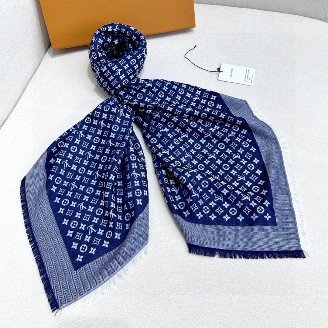   LV新鲜出炉的超赞小披肩~！】披肩尺寸是少有的120cm*120cm，小字母老花的设计，真的超级心水