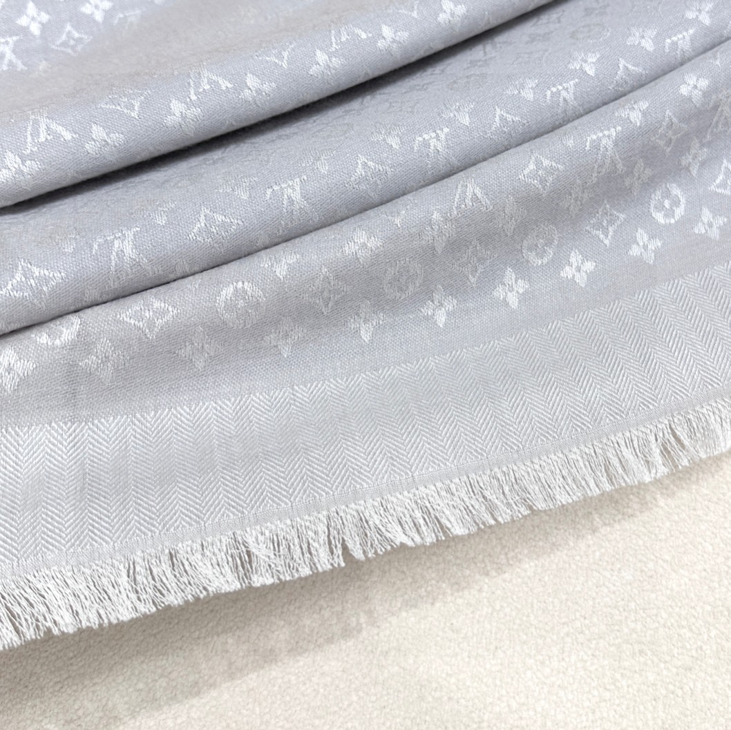   LV新鲜出炉的超赞小披肩~！】披肩尺寸是少有的120cm*120cm，小字母老花的设计，真的超级心水