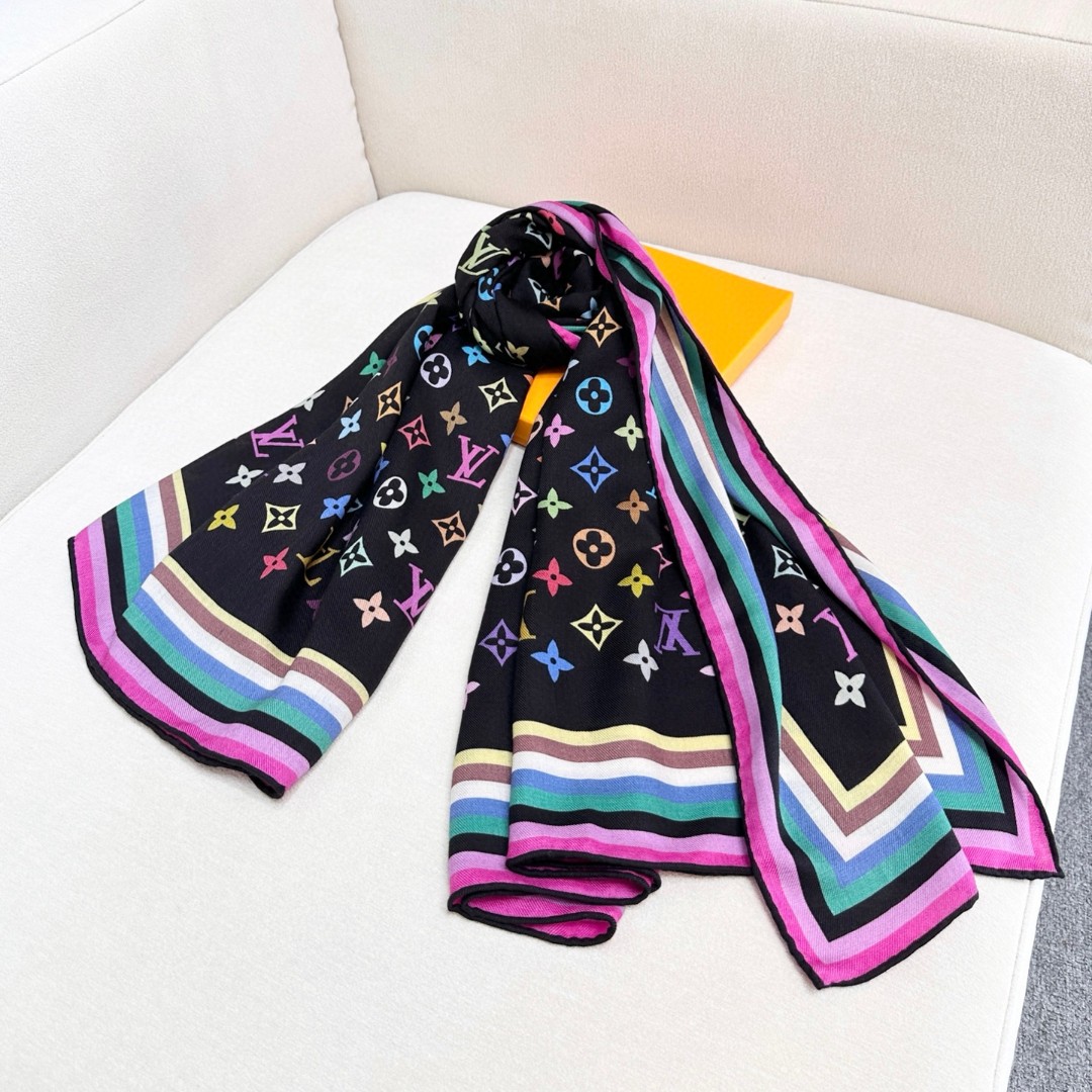
本款 LV x TM Monogram Multicolor 披肩出自路易威登与知名日本艺术家村上隆的