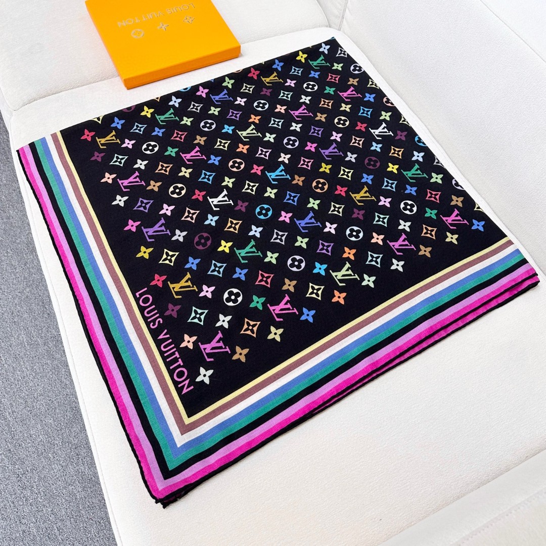 
本款 LV x TM Monogram Multicolor 披肩出自路易威登与知名日本艺术家村上隆的