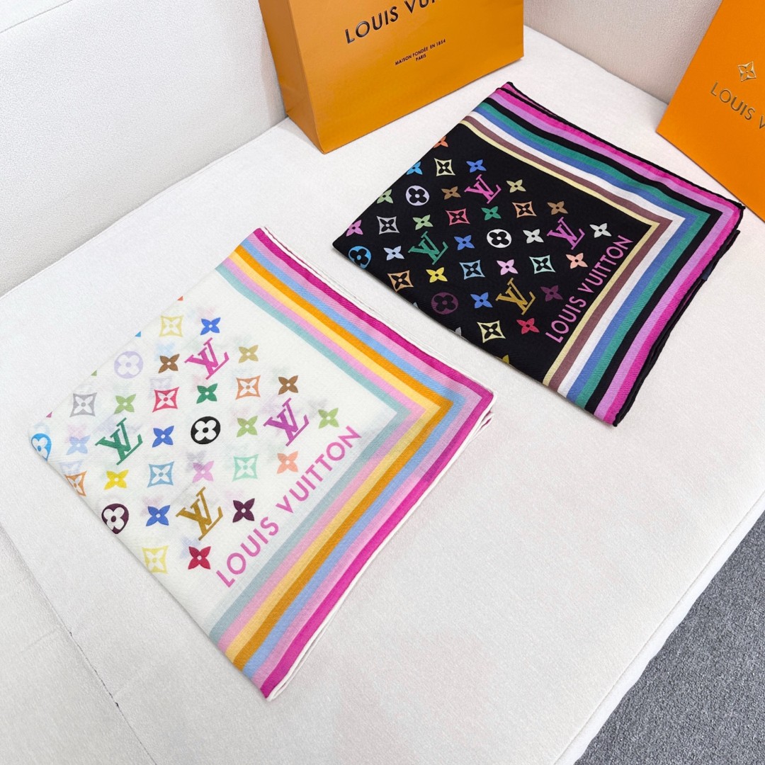 
本款 LV x TM Monogram Multicolor 披肩出自路易威登与知名日本艺术家村上隆的