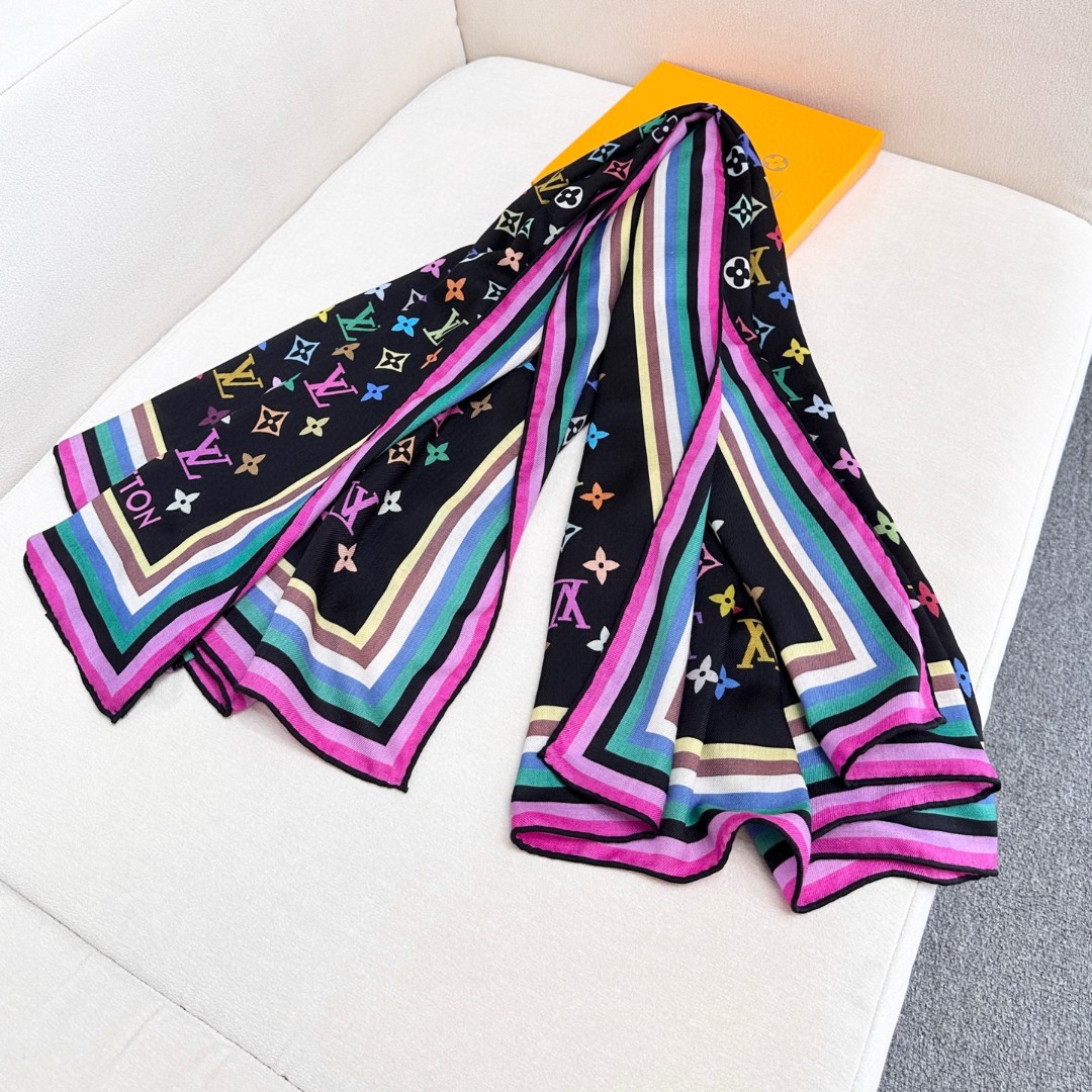 
本款 LV x TM Monogram Multicolor 披肩出自路易威登与知名日本艺术家村上隆的