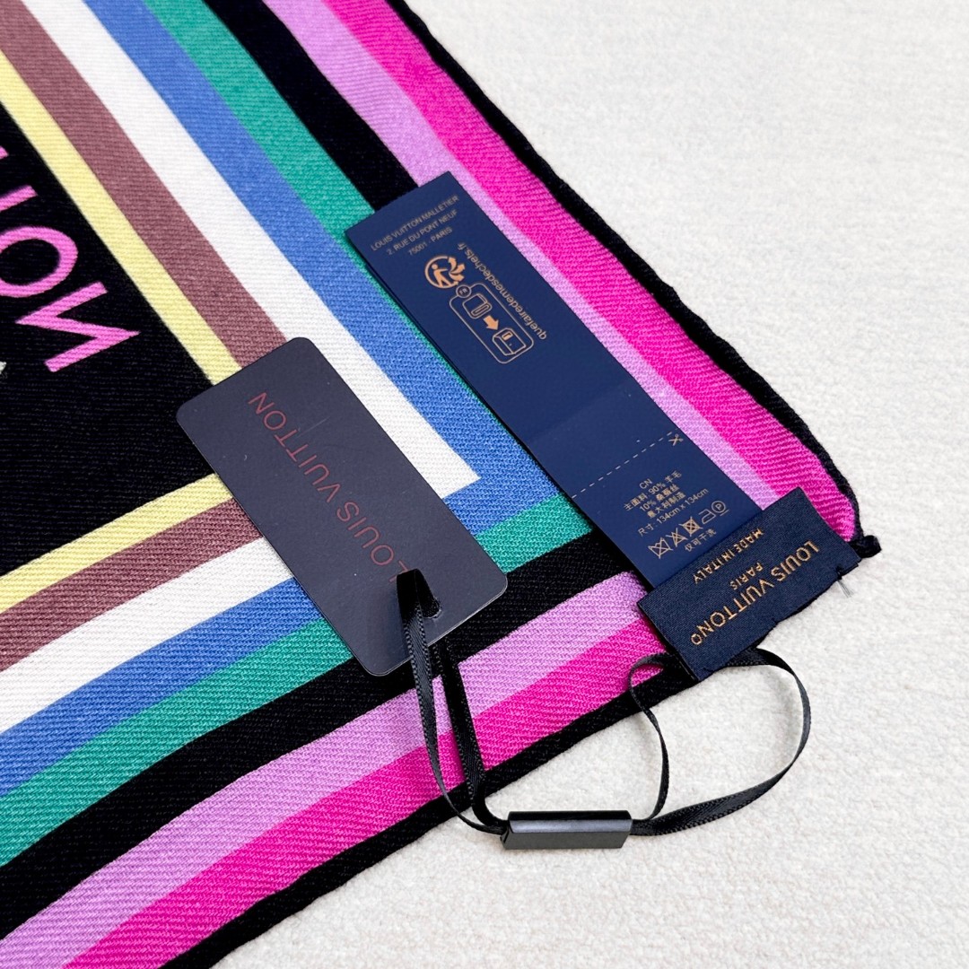 
本款 LV x TM Monogram Multicolor 披肩出自路易威登与知名日本艺术家村上隆的