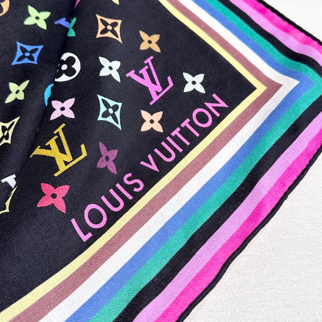 
本款 LV x TM Monogram Multicolor 披肩出自路易威登与知名日本艺术家村上隆的