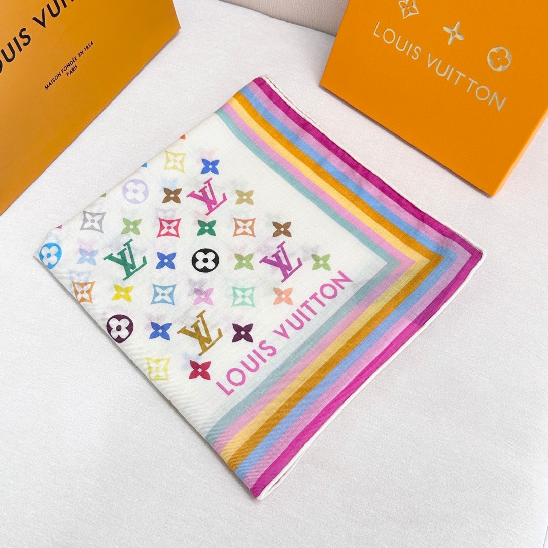 
本款 LV x TM Monogram Multicolor 披肩出自路易威登与知名日本艺术家村上隆的