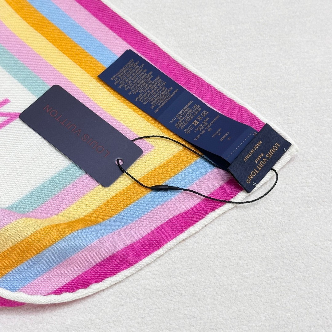 
本款 LV x TM Monogram Multicolor 披肩出自路易威登与知名日本艺术家村上隆的