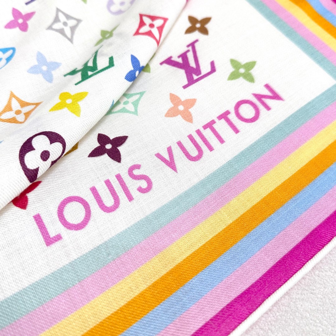 
本款 LV x TM Monogram Multicolor 披肩出自路易威登与知名日本艺术家村上隆的