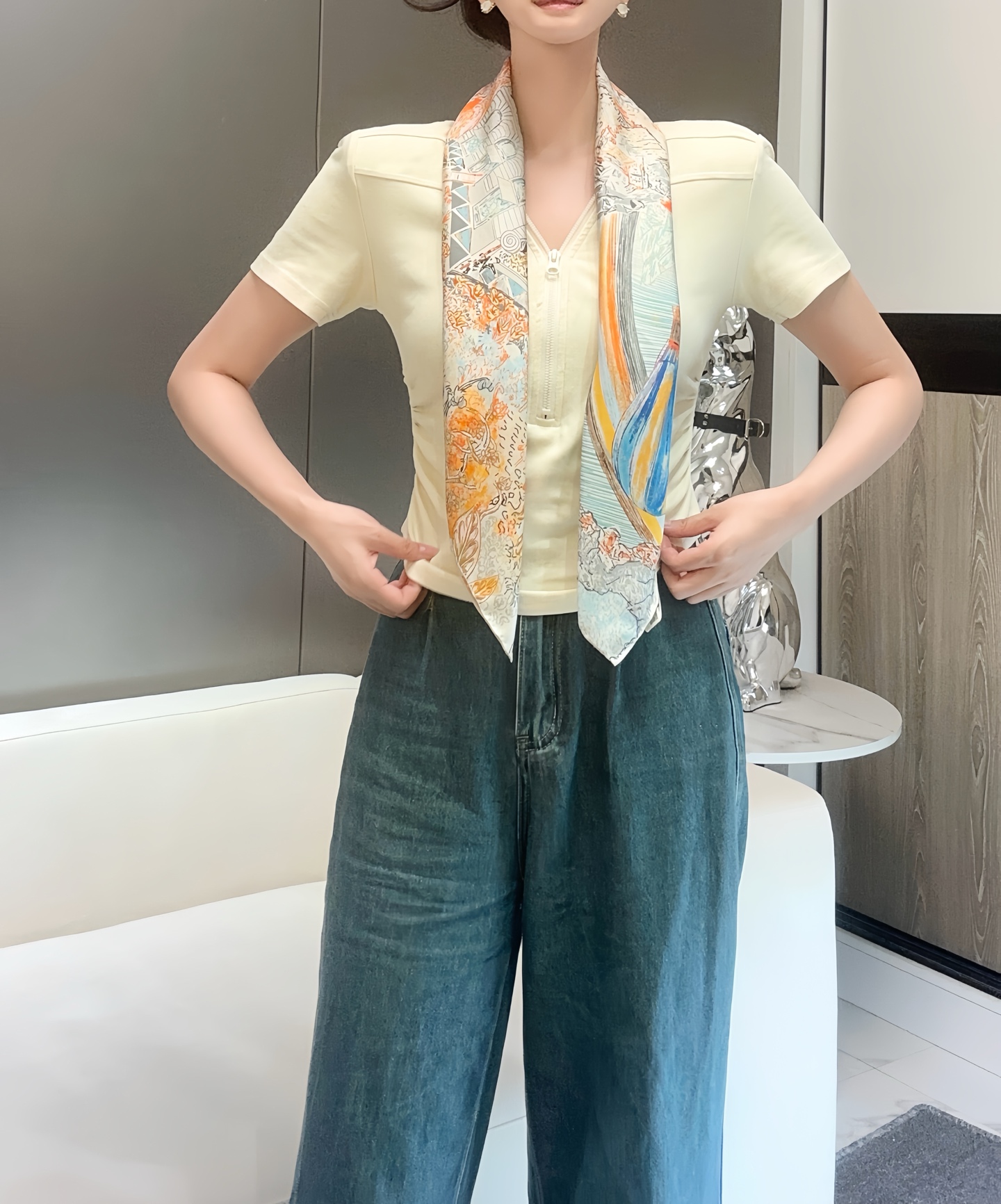   “翱翔福宝之梦”90方巾～18mm顶级真丝双面印花
手工卷边斜纹真丝方巾（100%桑蚕丝）。
这款爱
