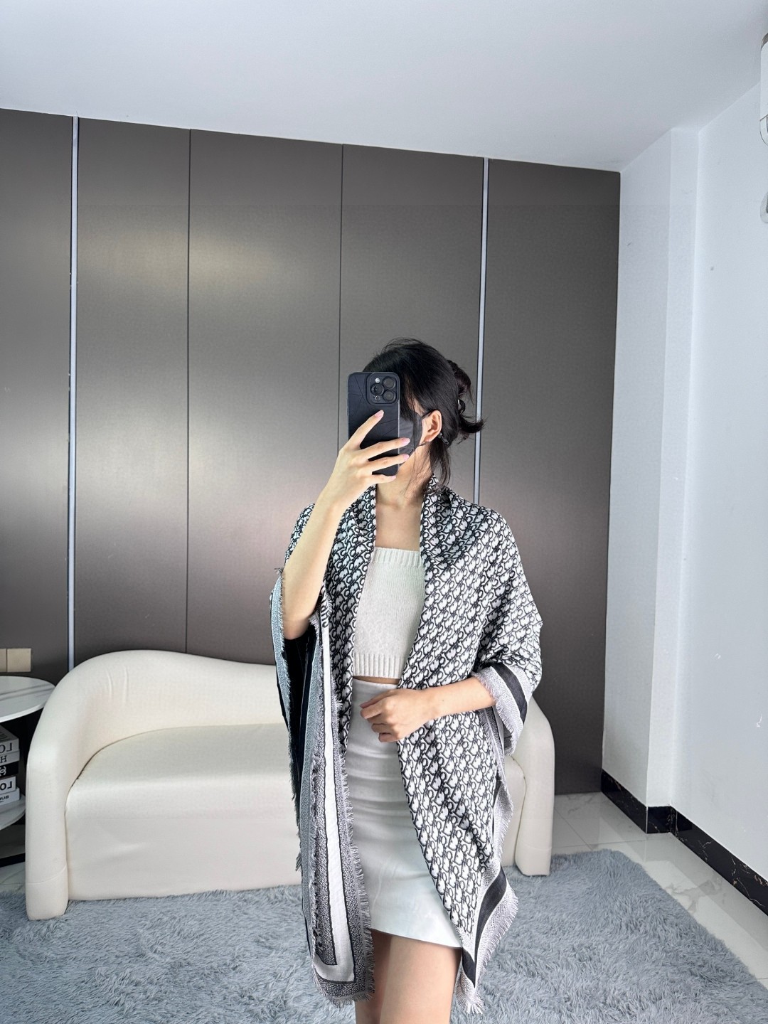 【方巾】Dior披肩❤️经典字母👍搭配丝毛混纺的华美质感，与成衣和配饰系列单品搭配相宜。
尺寸：140 