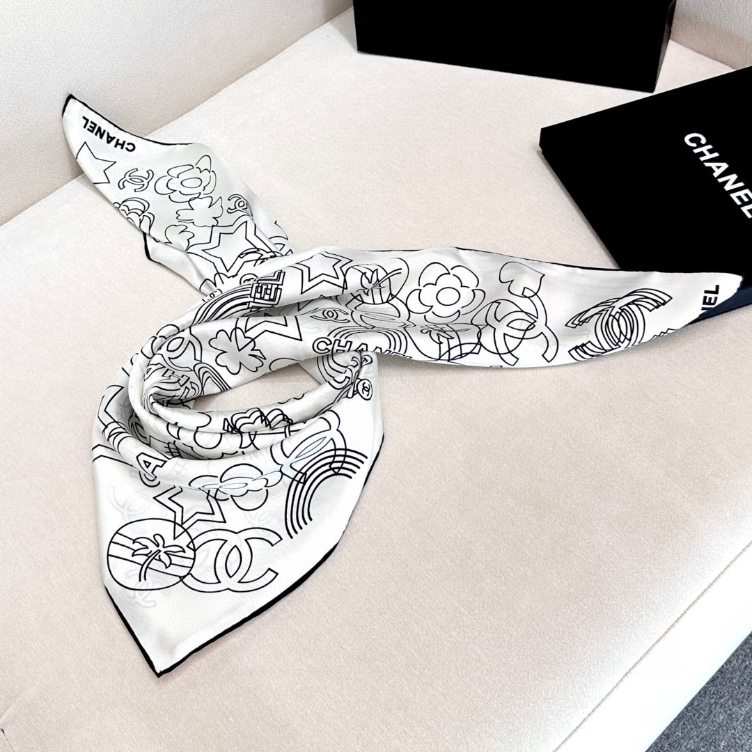  
𝑪𝒉𝒂𝒏𝒆𝒍 • 24𝑨《Coco线条勾勒》
Size：90x90cm 100%真丝斜纹绸 18mm