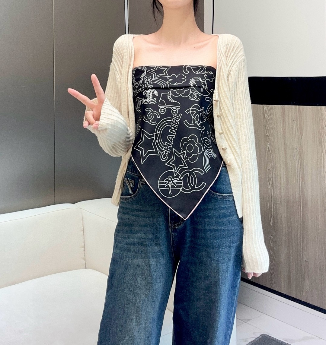  
𝑪𝒉𝒂𝒏𝒆𝒍 • 24𝑨《Coco线条勾勒》
Size：90x90cm 100%真丝斜纹绸 18mm