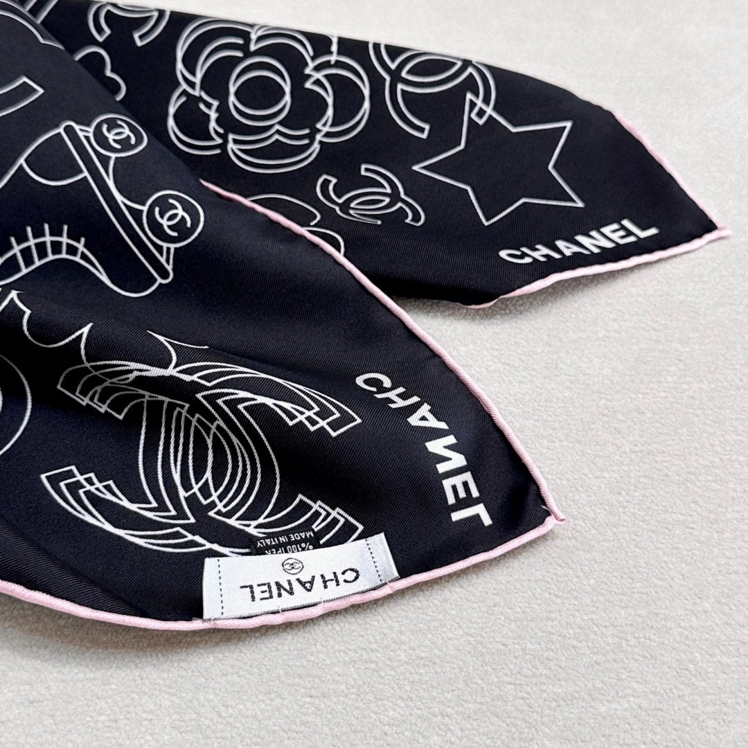  
𝑪𝒉𝒂𝒏𝒆𝒍 • 24𝑨《Coco线条勾勒》
Size：90x90cm 100%真丝斜纹绸 18mm