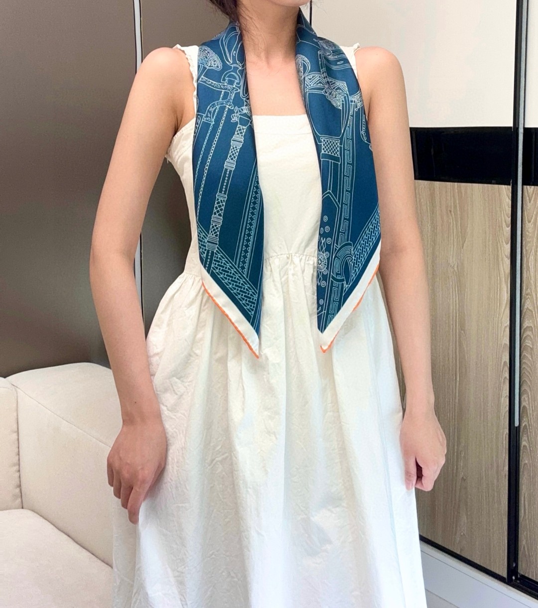   “马镫竞赛混搭”90双面方巾
【18mm顶级真丝双面同色丝巾】手工卷边斜纹真丝双面方巾（100%桑蚕