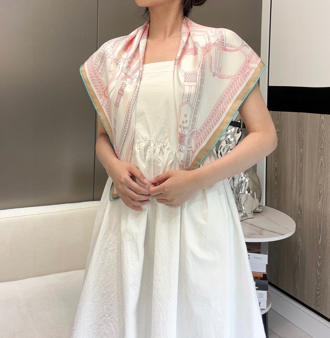   “马镫竞赛混搭”90双面方巾
【18mm顶级真丝双面同色丝巾】手工卷边斜纹真丝双面方巾（100%桑蚕