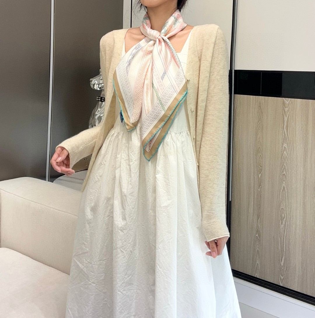   “马镫竞赛混搭”90双面方巾
【18mm顶级真丝双面同色丝巾】手工卷边斜纹真丝双面方巾（100%桑蚕