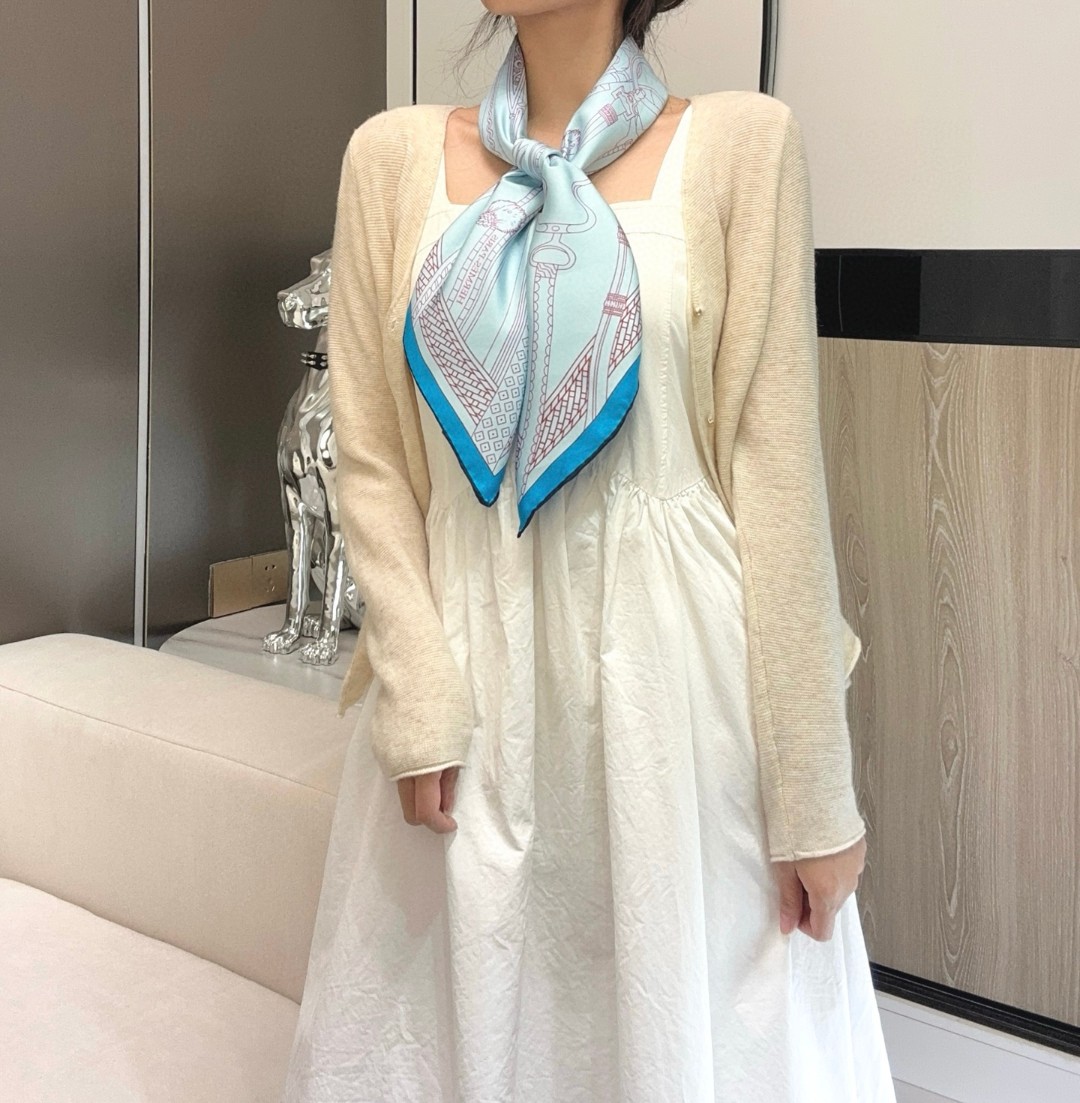   “马镫竞赛混搭”90双面方巾
【18mm顶级真丝双面同色丝巾】手工卷边斜纹真丝双面方巾（100%桑蚕