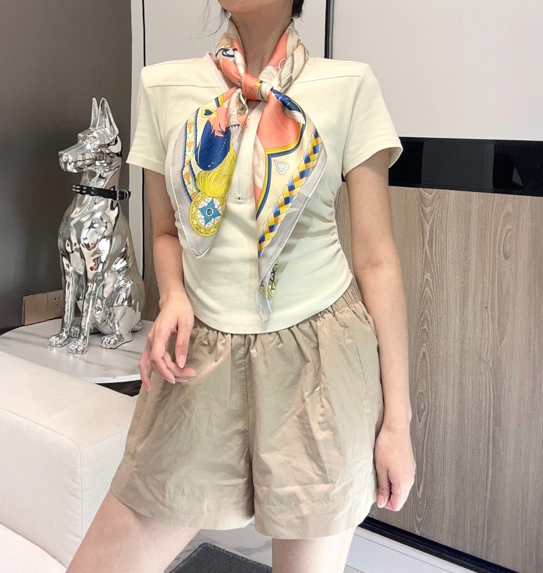  。甜蜜的鞍具”90方巾
手工卷边斜纹真丝方巾（100%桑蚕丝）。
这款爱马仕的经典单品展现强大而迷人的