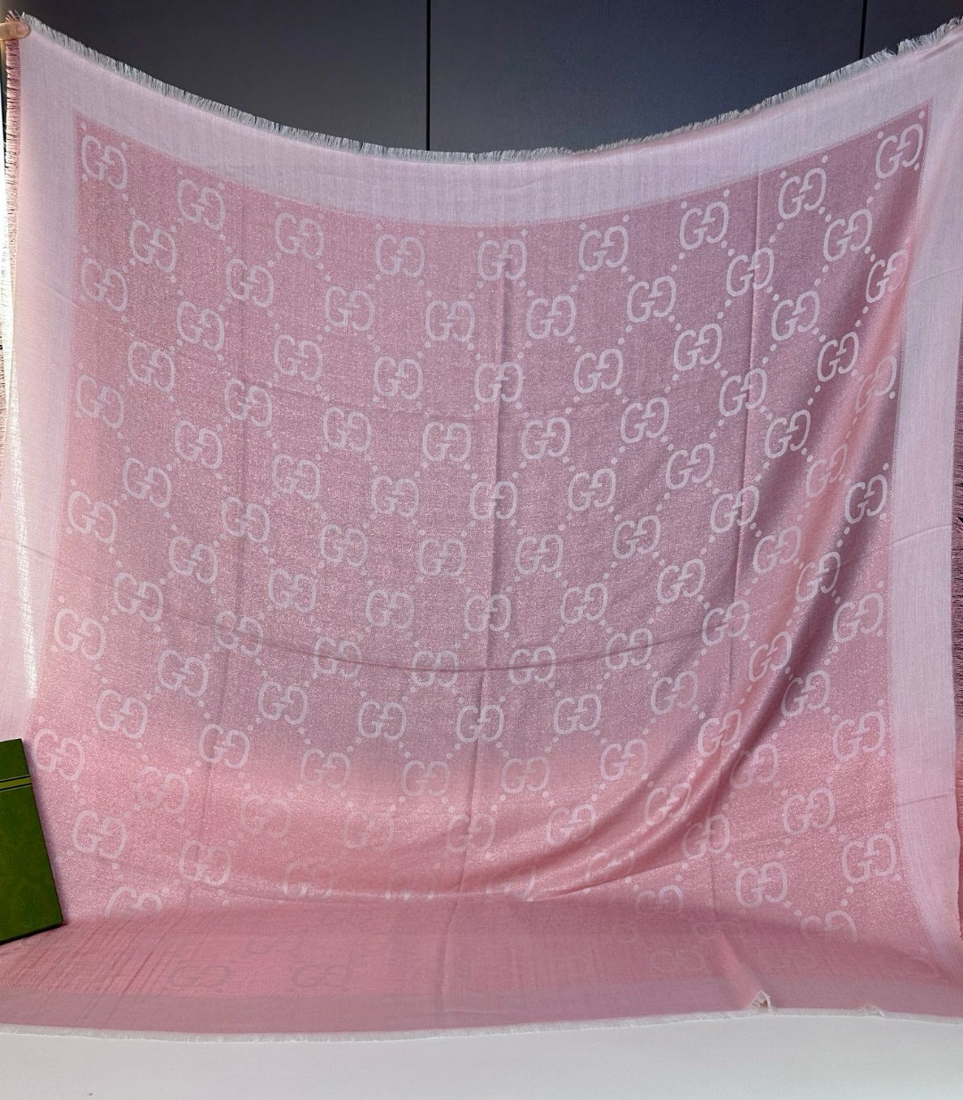 
💕G家【GG金线提花披肩140】方巾，璀璨至极，女神必备的，实物真的美得太闪耀了，品质极好‼️款式经典