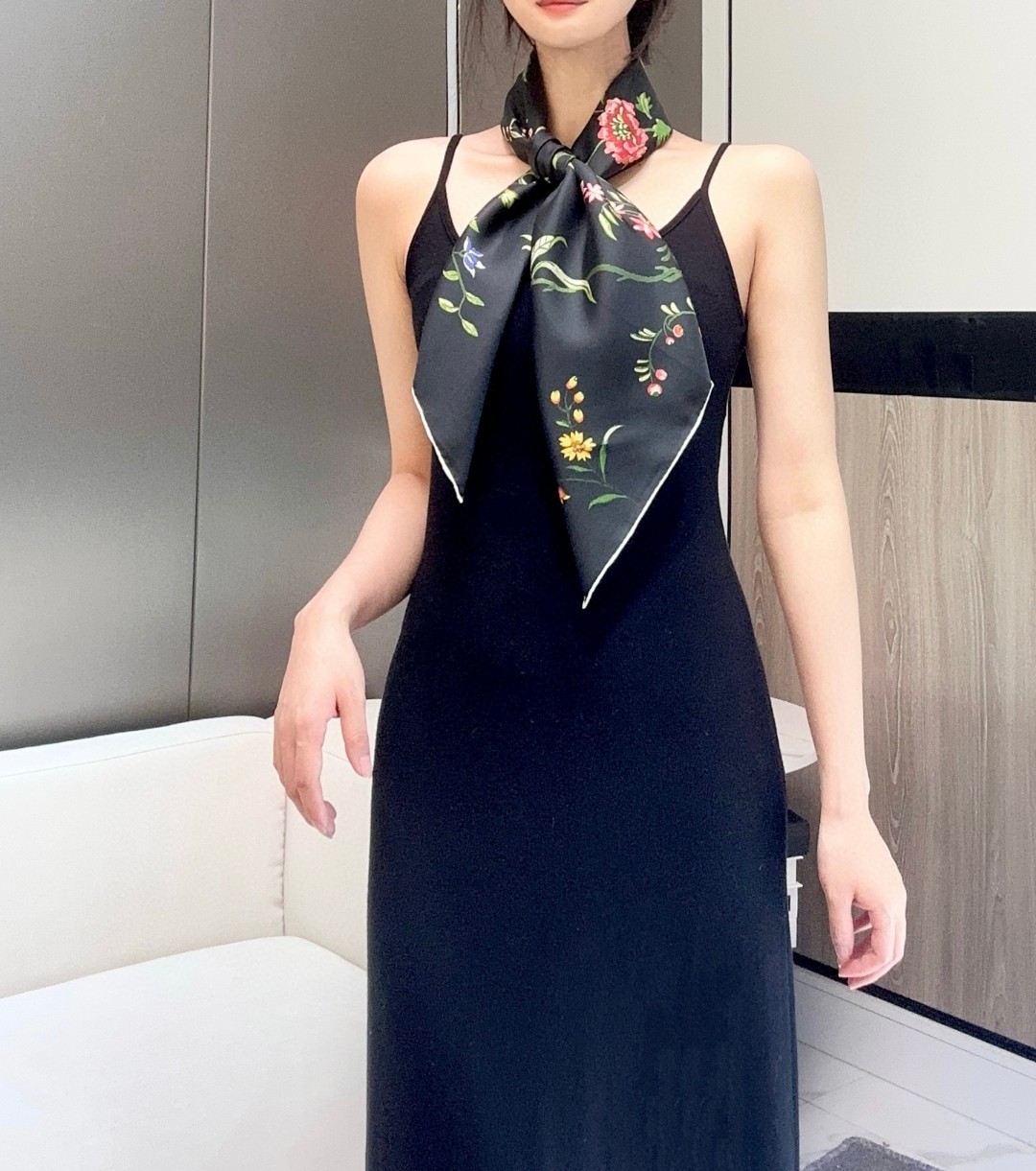  ✨✨Dior最最新的专柜主打真丝方巾，花卉系列💟 度假及日常都非常好搭配的款😍订单私流  】一看到就想