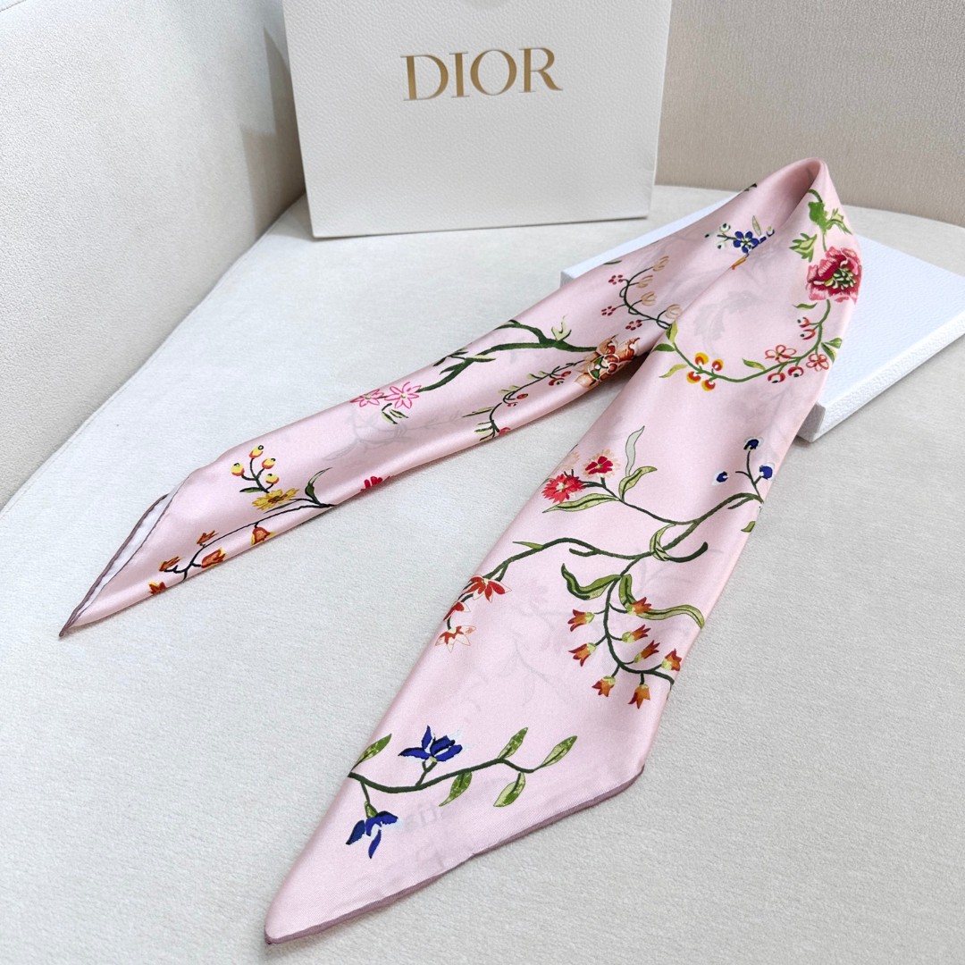  ✨✨Dior最最新的专柜主打真丝方巾，花卉系列💟 度假及日常都非常好搭配的款😍订单私流  】一看到就想