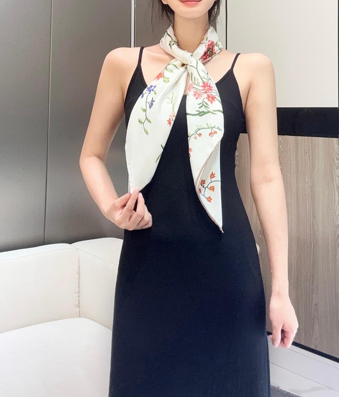  ✨✨Dior最最新的专柜主打真丝方巾，花卉系列💟 度假及日常都非常好搭配的款😍订单私流  】一看到就想