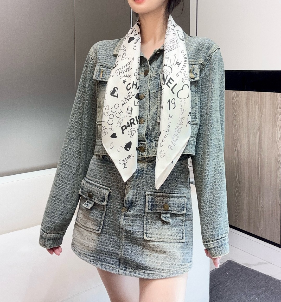 
撒狗粮系列！！Love,真情永在！
🖤一条印有chanel小姐的爱物与品牌的字母Logo交织图案巧妙搭