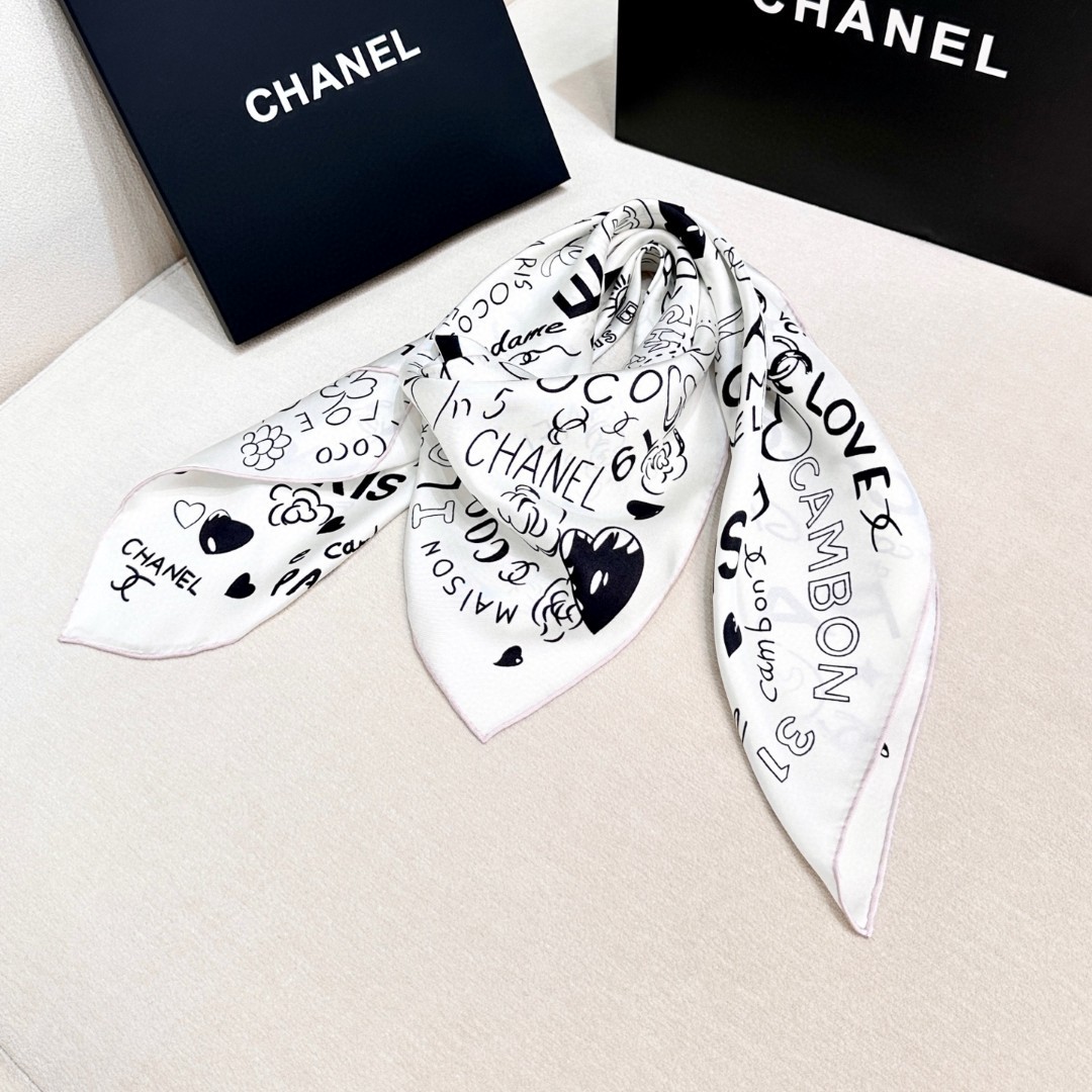 
撒狗粮系列！！Love,真情永在！
🖤一条印有chanel小姐的爱物与品牌的字母Logo交织图案巧妙搭