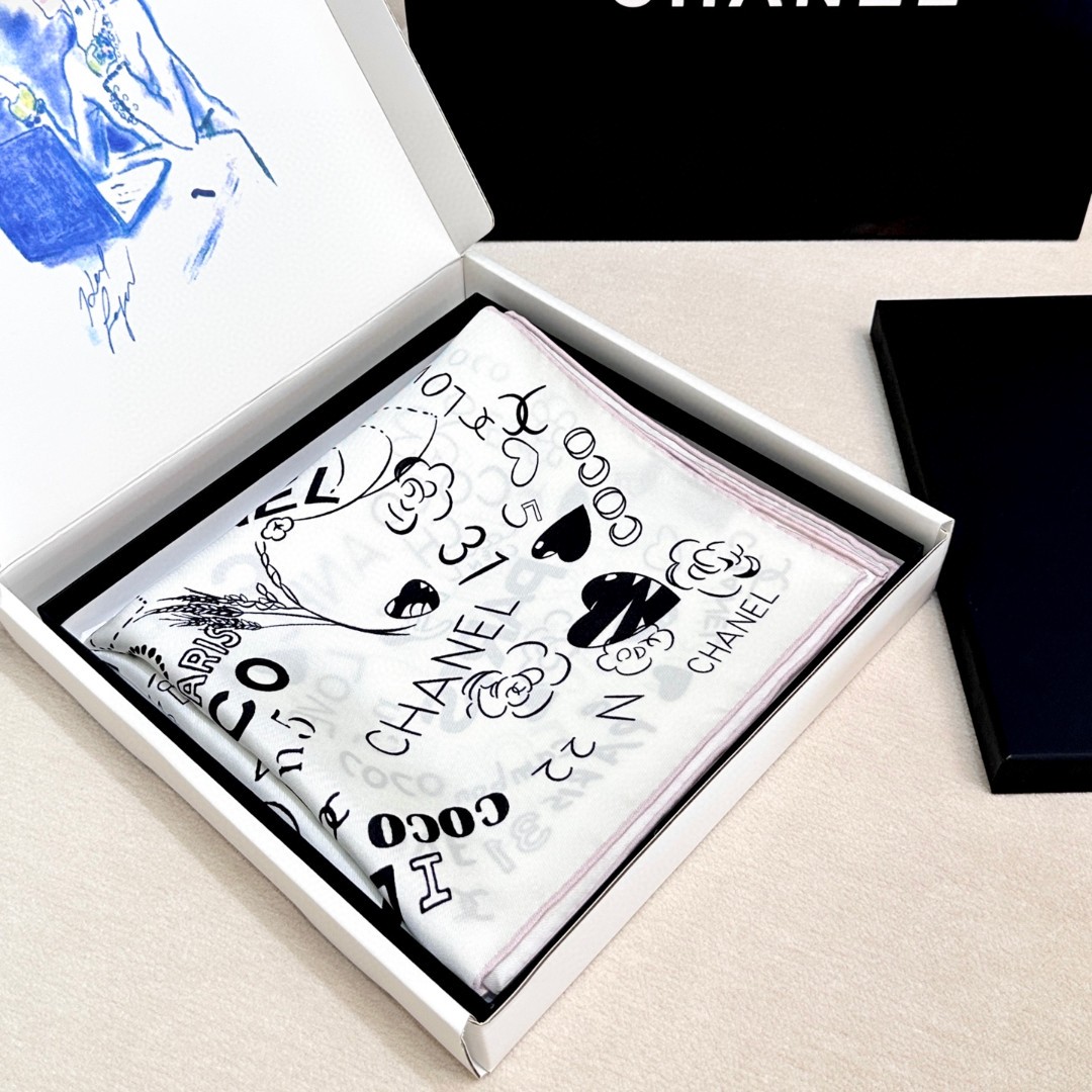 
撒狗粮系列！！Love,真情永在！
🖤一条印有chanel小姐的爱物与品牌的字母Logo交织图案巧妙搭