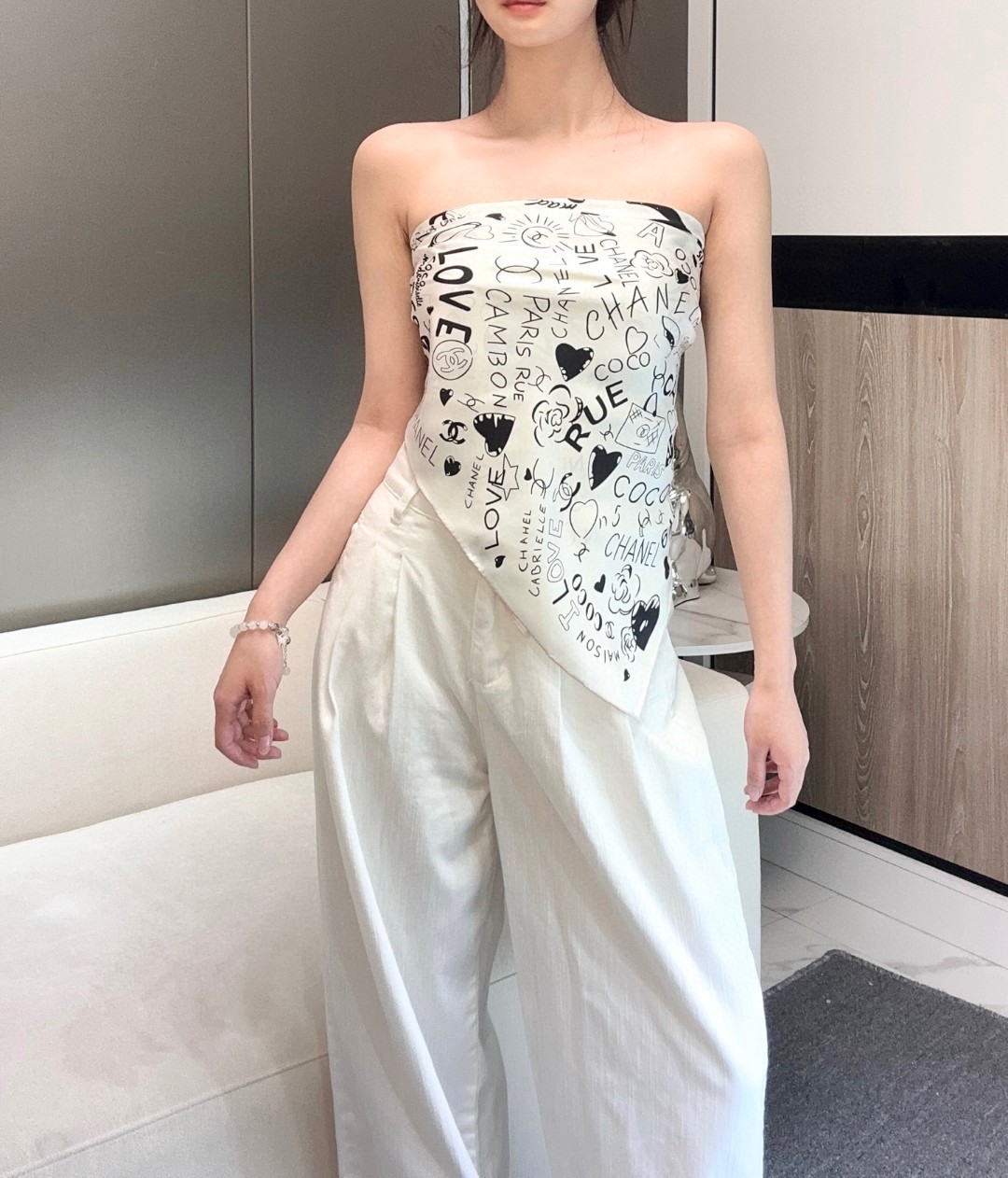 
撒狗粮系列！！Love,真情永在！
🖤一条印有chanel小姐的爱物与品牌的字母Logo交织图案巧妙搭