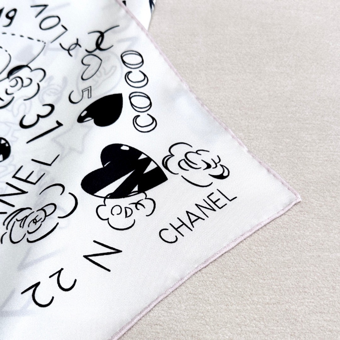 
撒狗粮系列！！Love,真情永在！
🖤一条印有chanel小姐的爱物与品牌的字母Logo交织图案巧妙搭