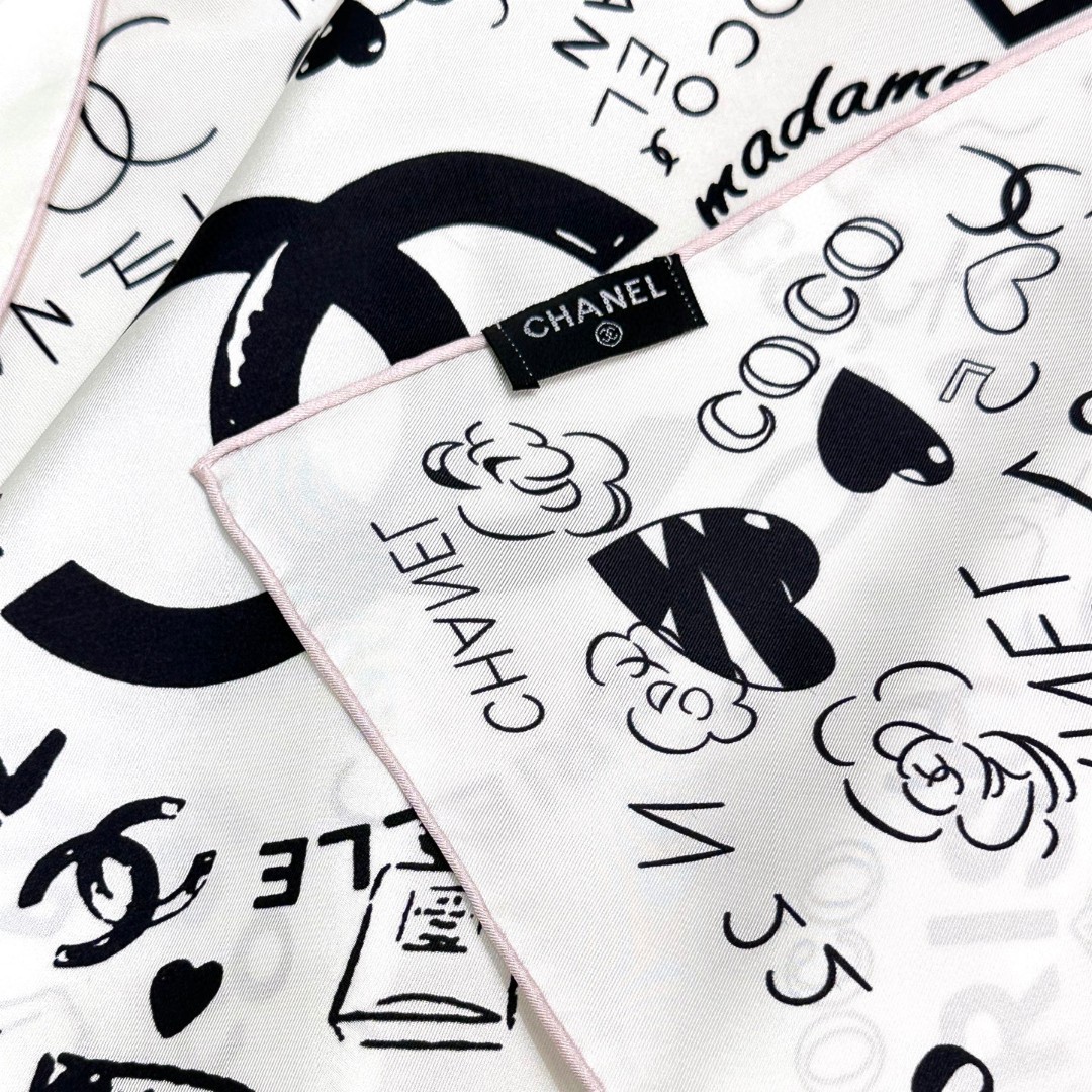 
撒狗粮系列！！Love,真情永在！
🖤一条印有chanel小姐的爱物与品牌的字母Logo交织图案巧妙搭