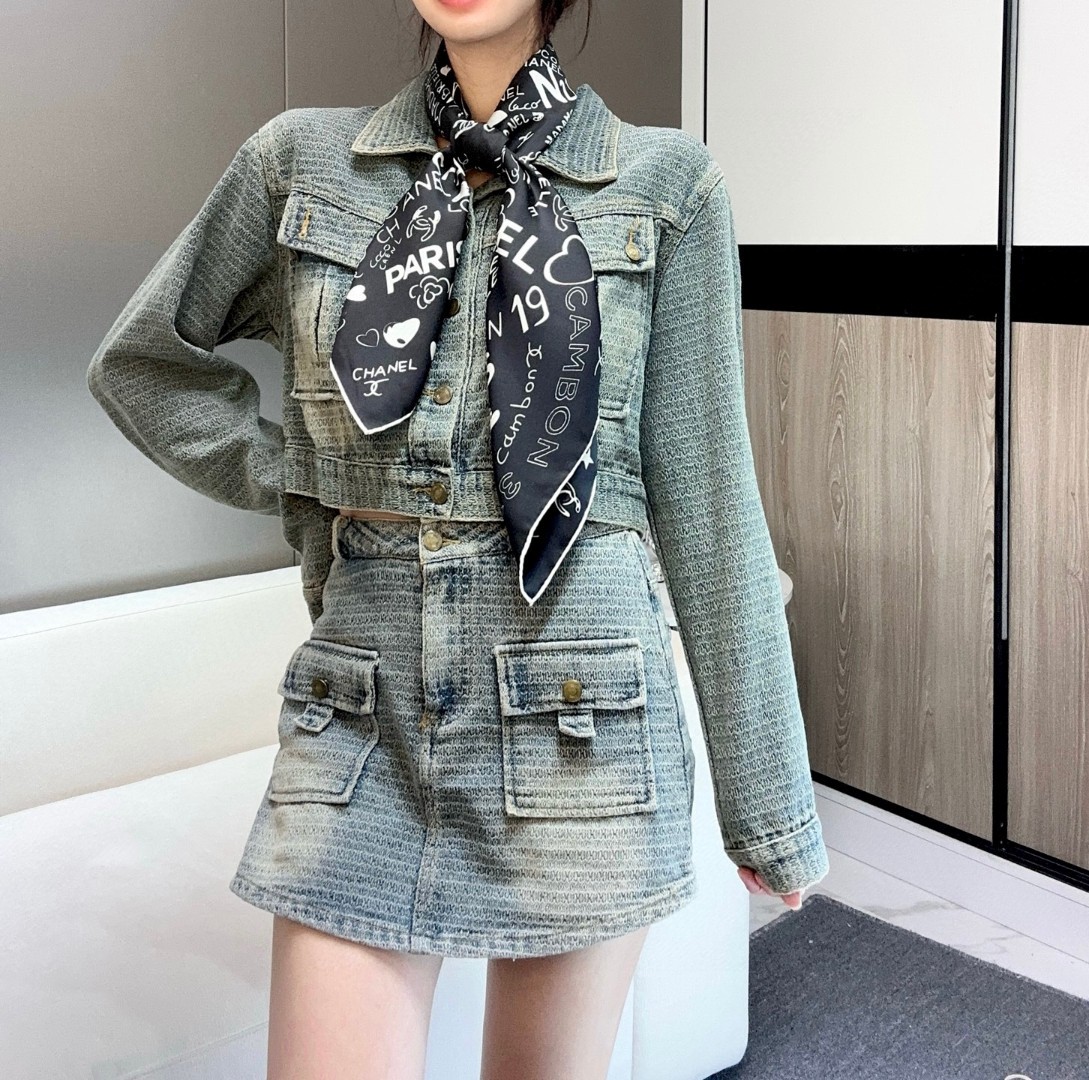 
撒狗粮系列！！Love,真情永在！
🖤一条印有chanel小姐的爱物与品牌的字母Logo交织图案巧妙搭