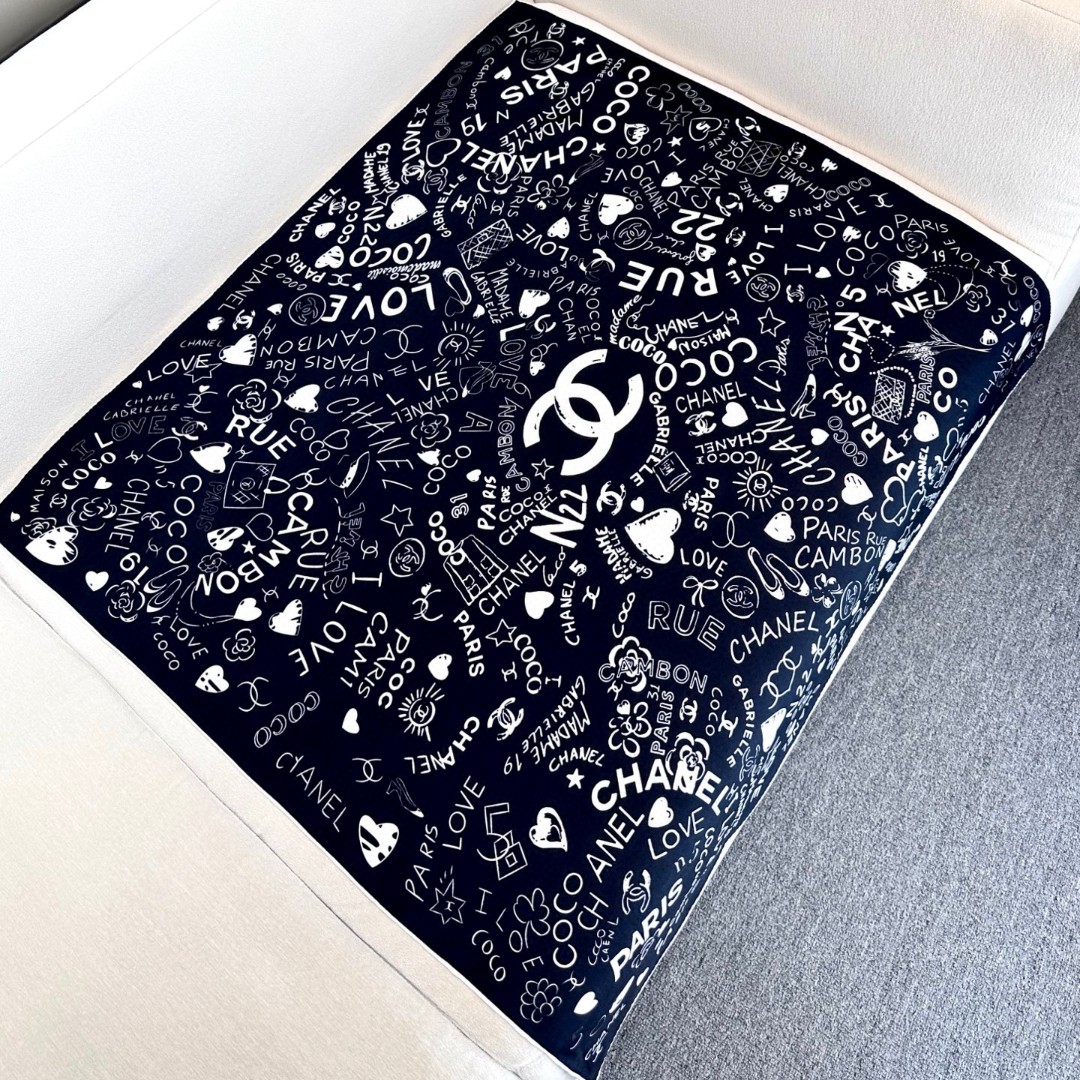 
撒狗粮系列！！Love,真情永在！
🖤一条印有chanel小姐的爱物与品牌的字母Logo交织图案巧妙搭
