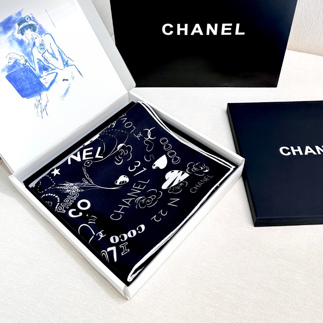 
撒狗粮系列！！Love,真情永在！
🖤一条印有chanel小姐的爱物与品牌的字母Logo交织图案巧妙搭