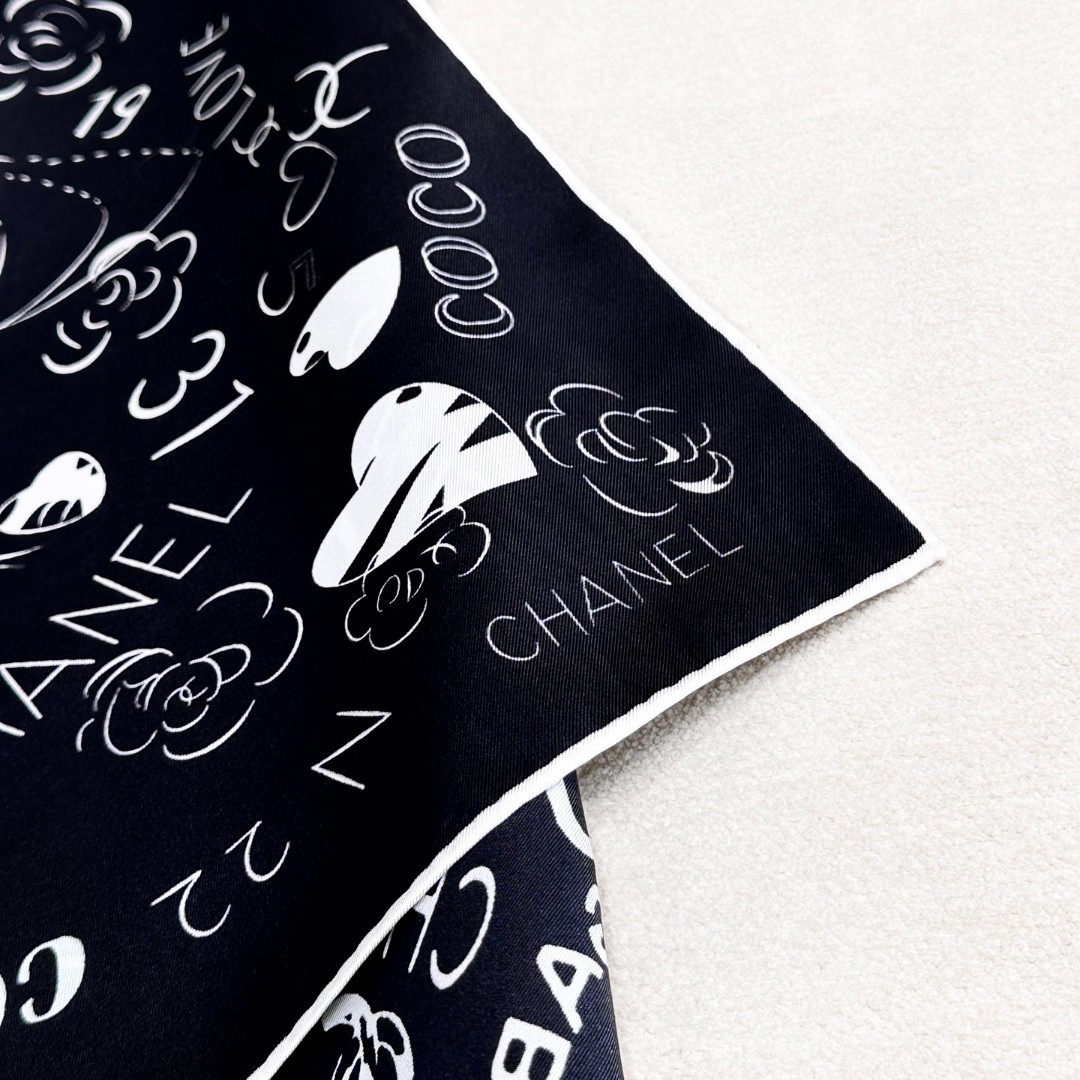
撒狗粮系列！！Love,真情永在！
🖤一条印有chanel小姐的爱物与品牌的字母Logo交织图案巧妙搭
