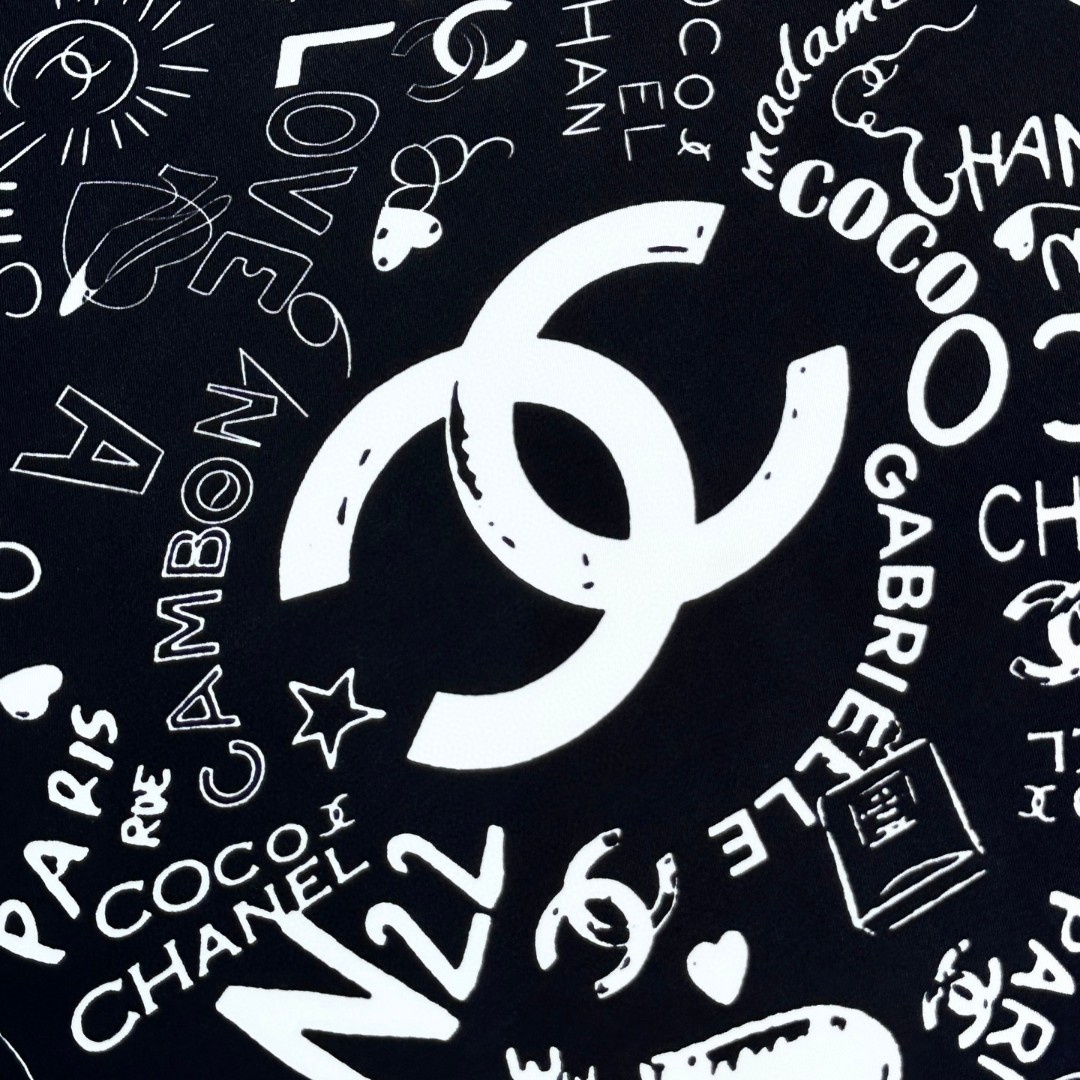 
撒狗粮系列！！Love,真情永在！
🖤一条印有chanel小姐的爱物与品牌的字母Logo交织图案巧妙搭