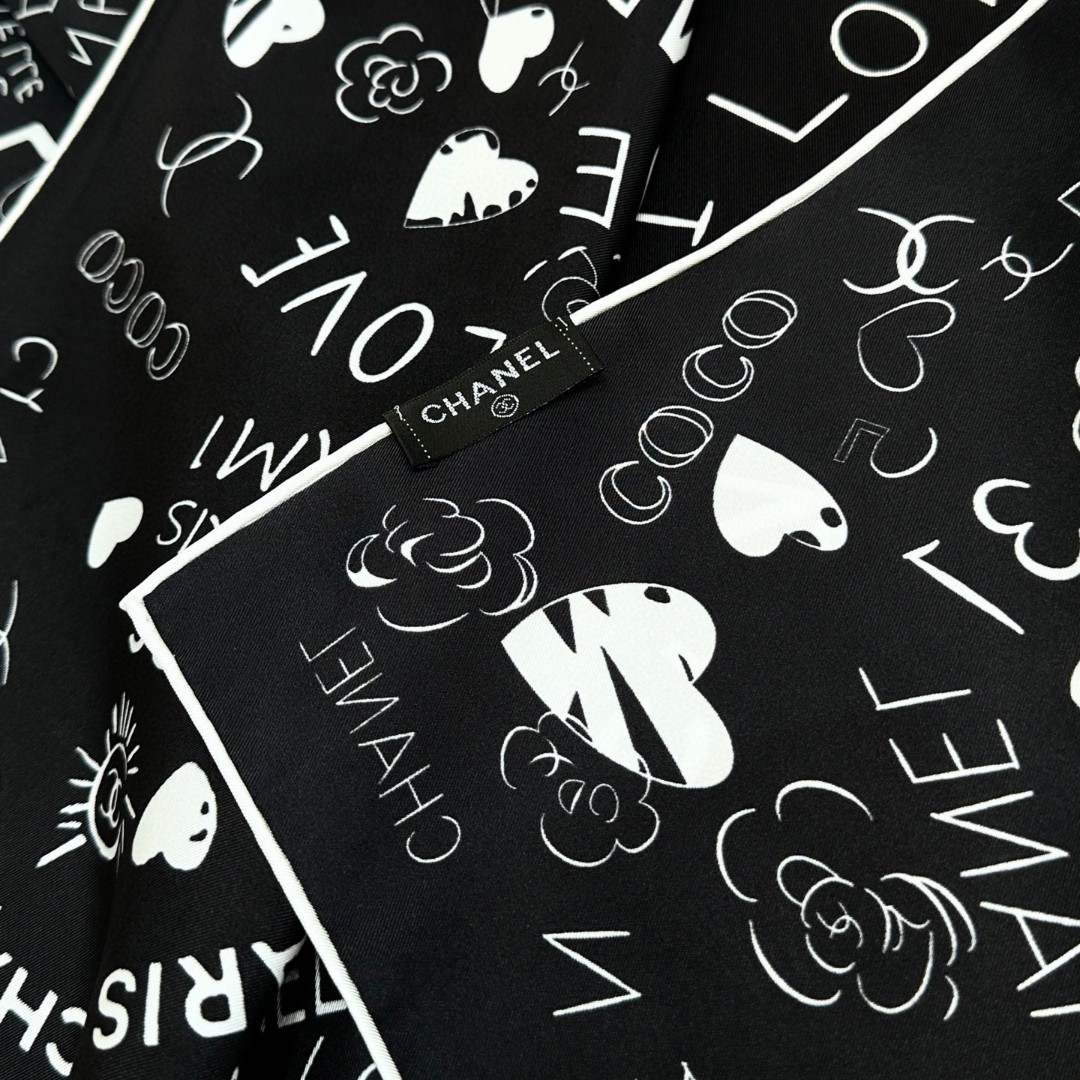 
撒狗粮系列！！Love,真情永在！
🖤一条印有chanel小姐的爱物与品牌的字母Logo交织图案巧妙搭