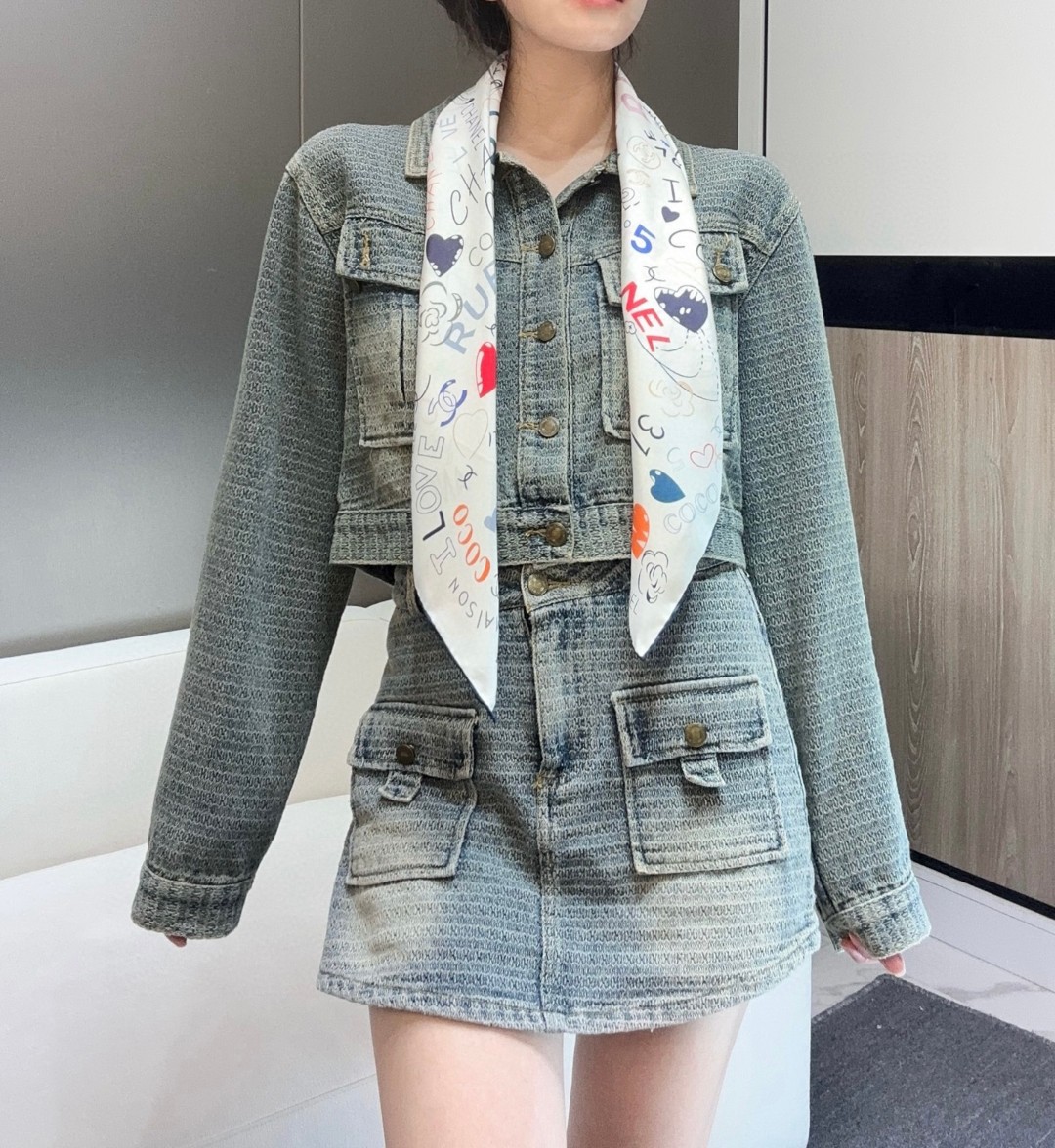 
撒狗粮系列！！Love,真情永在！
🖤一条印有chanel小姐的爱物与品牌的字母Logo交织图案巧妙搭